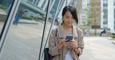 Şehirde kadın cep telefonu kullanımı