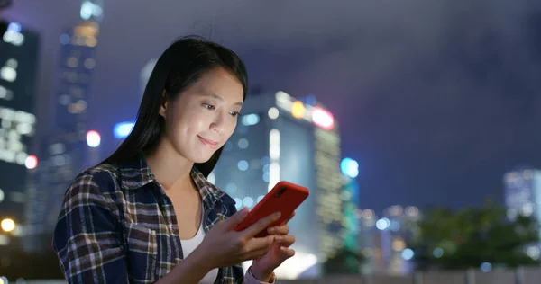 Mujer Uso Del Teléfono Celular Ciudad Por Noche —  Fotos de Stock