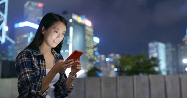 Mulher Uso Telefone Celular Cidade Noite — Fotografia de Stock