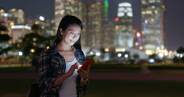 Mujer Enviar Sms Teléfono Celular Ciudad Por Noche —  Fotos de Stock