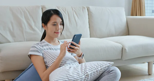 Woman Using Cellphone Online — Stock Photo, Image