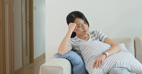 Mujer Siente Cansada Dormir Sofá Casa — Foto de Stock