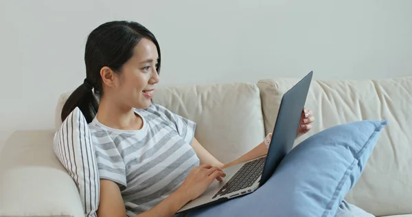 Vrouw Studie Laptop Thuis — Stockfoto