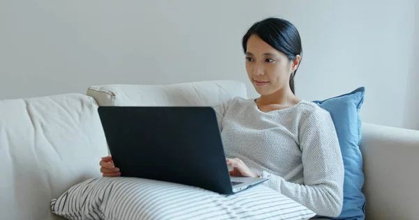 Mujer Trabaja Ordenador Portátil Casa —  Fotos de Stock