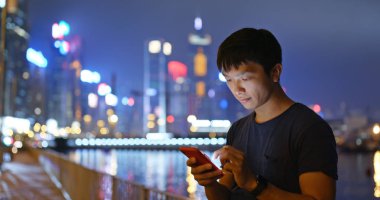 Adam smartphone vasıl açık kullanımı