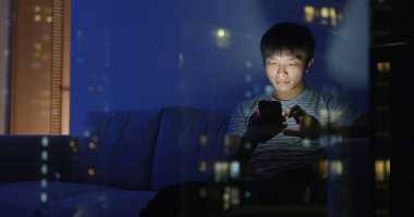 Pencere yansıma ile evde cep telefonu adam kullanımı