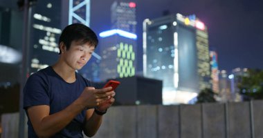 Asya adam kullanım Cellphone Online içinde gece