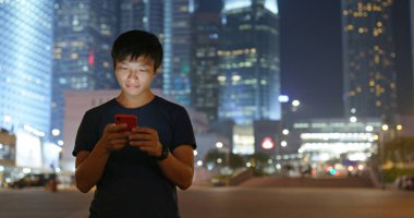 Gece şehir cep telefonu adam bak