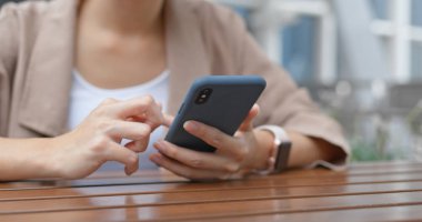 Cep telefonu online kullanımı kadın