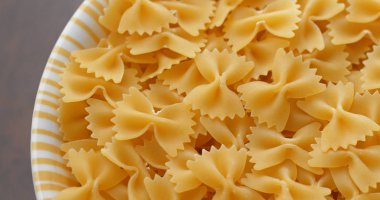 Kuru, pişmemiş farfalle grubu. 