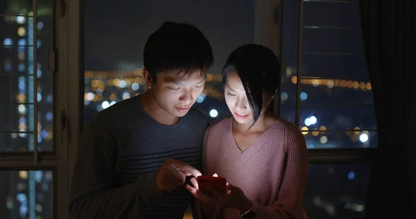 Aziatisch Paar Kijken Naar Mobiele Telefoon Nachts — Stockfoto