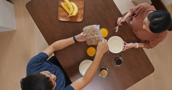 Vista superior de la pareja desayunando en casa —  Fotos de Stock