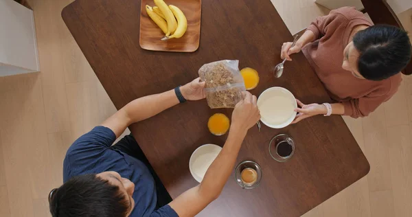 Vue du dessus du couple prenant le petit déjeuner à la maison — Photo