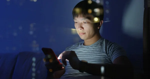 Uso Del Hombre Del Teléfono Móvil Casa Con Reflejo Ventana —  Fotos de Stock