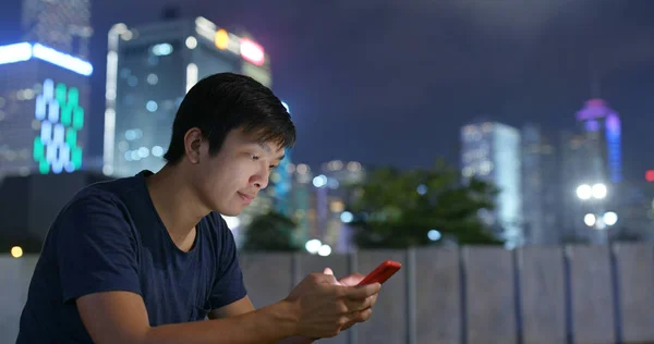 Hombre Uso Del Teléfono Móvil Ciudad Por Noche —  Fotos de Stock