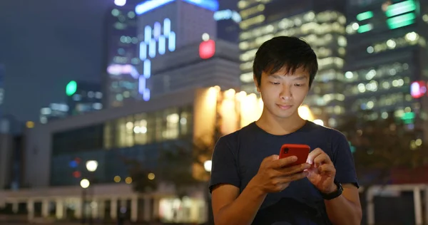 Homem Olha Para Telefone Celular Cidade Noite — Fotografia de Stock