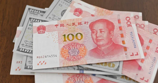 Zählen Mit Chinesischen Rmb Und Usd Banknoten — Stockfoto