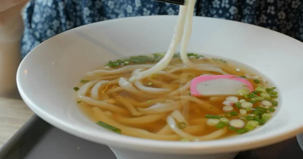 Donna Mangiare Zuppa Udon — Foto Stock