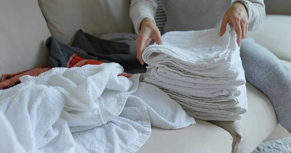 女人在家里叠白毛巾 — 图库照片