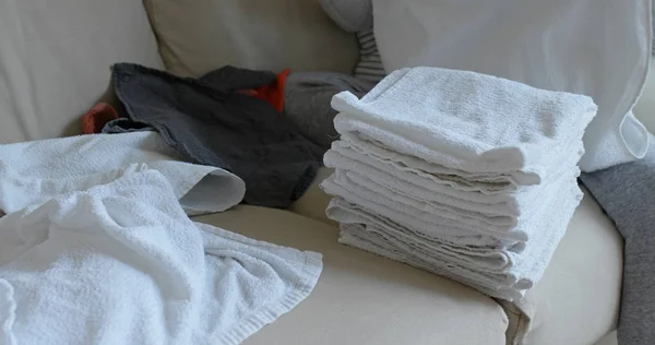 Vouw Witte Handdoeken Thuis — Stockfoto
