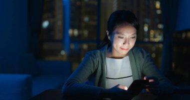 Evde kadın cep telefonu kullanımı