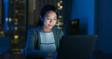 Dizüstü bilgisayarın kadın kullanımı