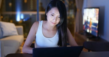 Akşam evde dizüstü bilgisayar üzerinde kadın çalışması