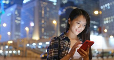 Gece kadın cep telefonu kullanımı