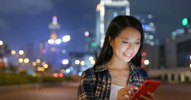 Kadın kullanım cep telefonu online gece şehir içinde