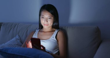 Gece evde cep telefonu kadın kontrol