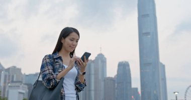 Hareket eden telefon içinde şehir kadın çeke