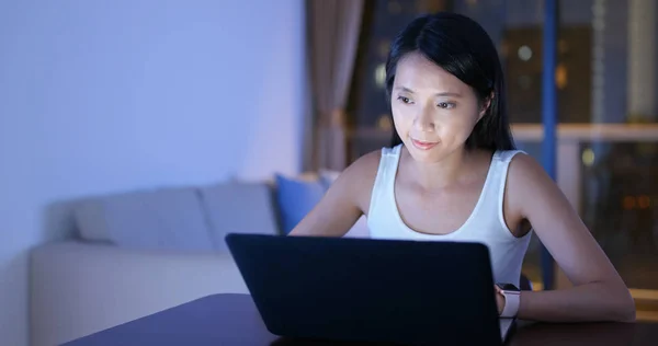 Frau Lernt Abends Laptop Hause — Stockfoto