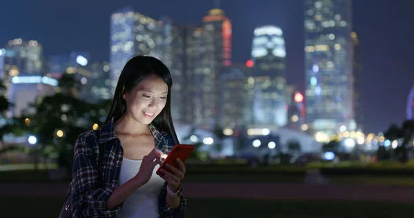 Asiatin Nutzt Handy Nachts Der Stadt — Stockfoto