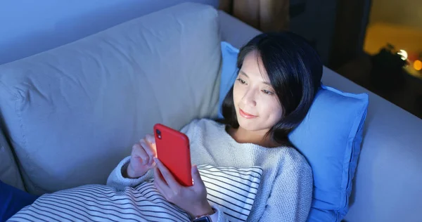 Mujer Uso Computadora Casa Por Noche —  Fotos de Stock