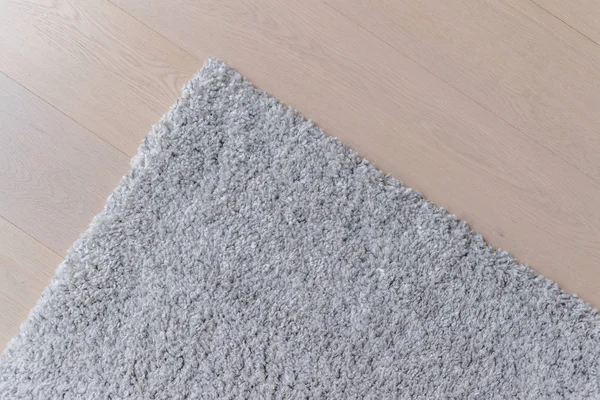 Grauer Teppich Auf Dem Holzboden — Stockfoto