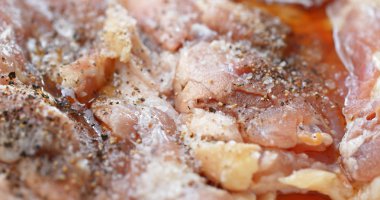 Marine tavuk fileto yakın