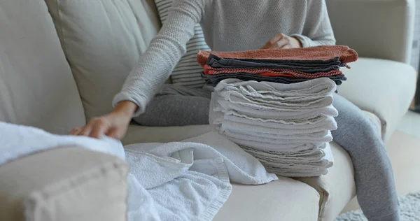 Mujer Doblar Toallas Blancas Casa —  Fotos de Stock