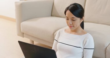 Kadınlar evde bilgisayarla çalışıyorlar.