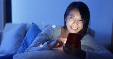 Kadın evde akıllı telefonda çalışıyor