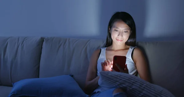 Mujer Uso Del Teléfono Móvil Por Noche Sentarse Sofá —  Fotos de Stock