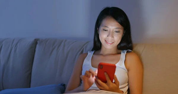 Mujer Uso Del Teléfono Móvil Casa — Foto de Stock