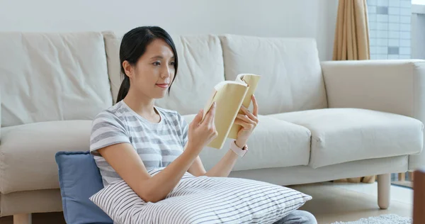 Mulher Ler Livro Sentar Sofá Casa — Fotografia de Stock