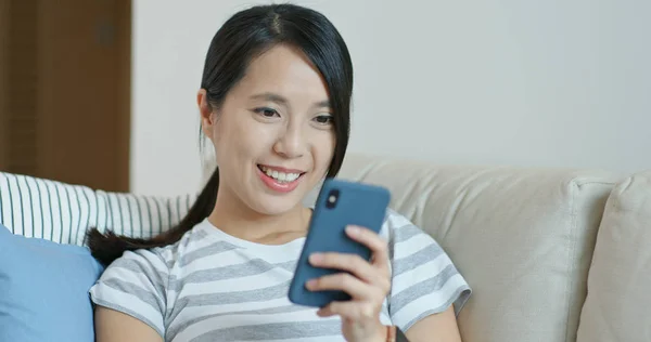 Mujer Uso Del Teléfono Móvil Casa — Foto de Stock