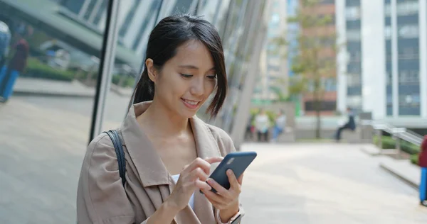 都市でのスマートフォンの若い女性の使用 — ストック写真