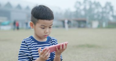 Açık havada akıllı telefon küçük çocuk kullanımı 