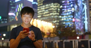 Gece şehir cep telefonu adam bak