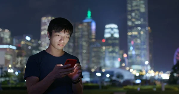 Mann Benutzte Nachts Handy Der Stadt — Stockfoto
