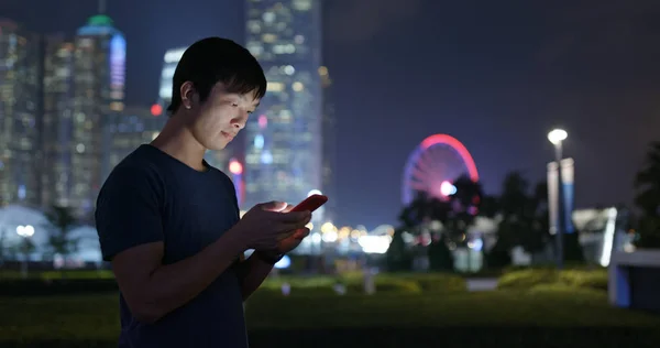 Jovem Uso Telefone Celular Cidade Noite — Fotografia de Stock