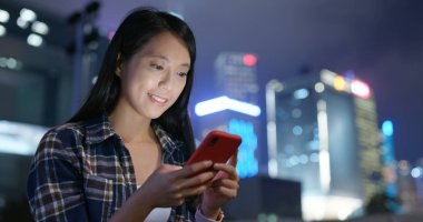 Gece kadın cep telefonu kullanımı