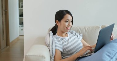 Evde laptop kadın çalışma